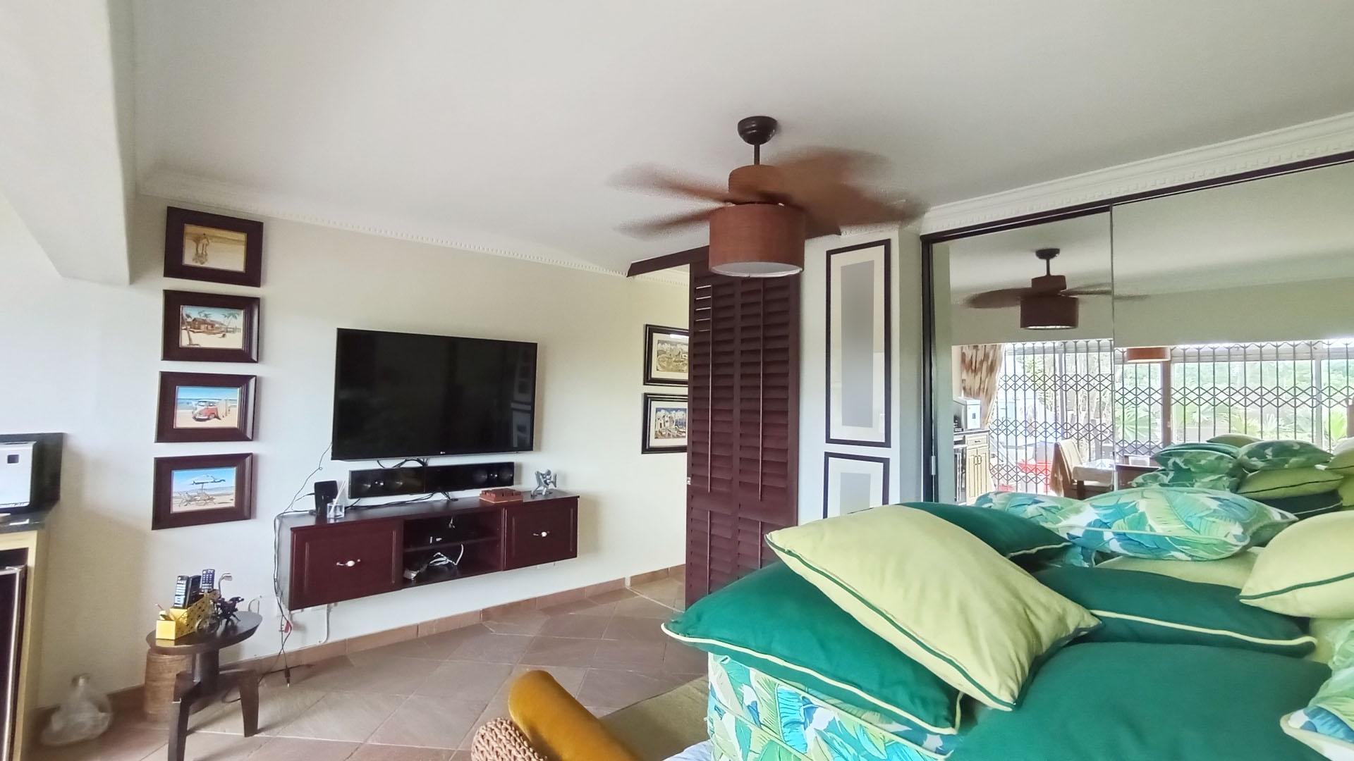 Bed Room 1 - 22 square meters of property in Umhlanga Rocks