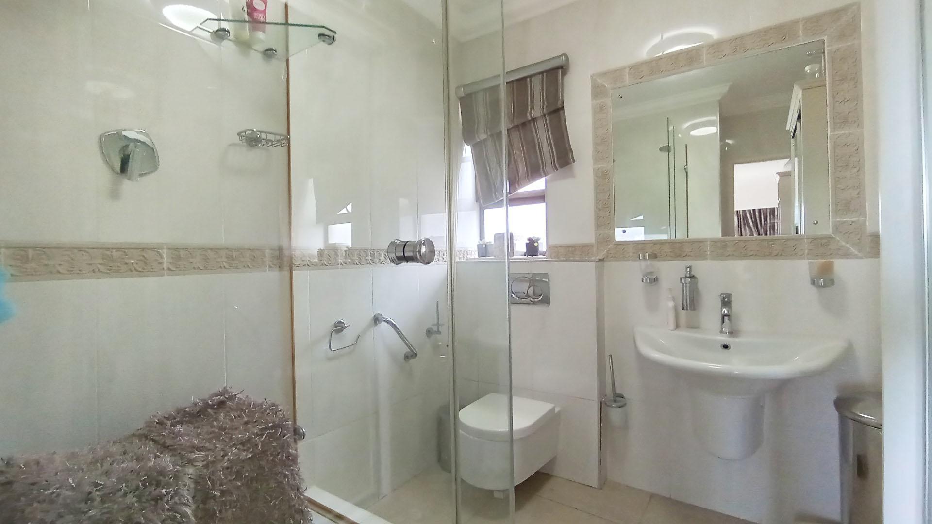Main Bathroom - 6 square meters of property in Umhlanga Rocks