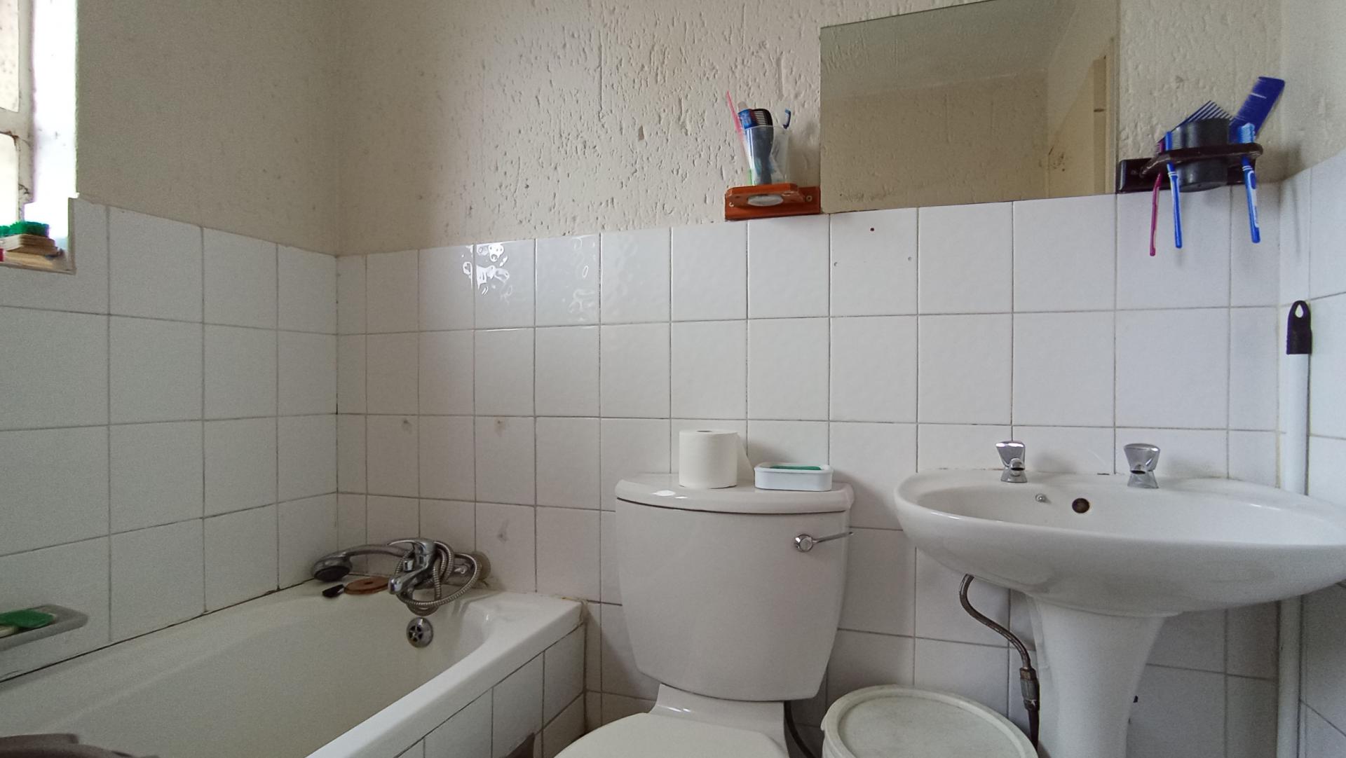 Bathroom 1 - 4 square meters of property in Groblerpark