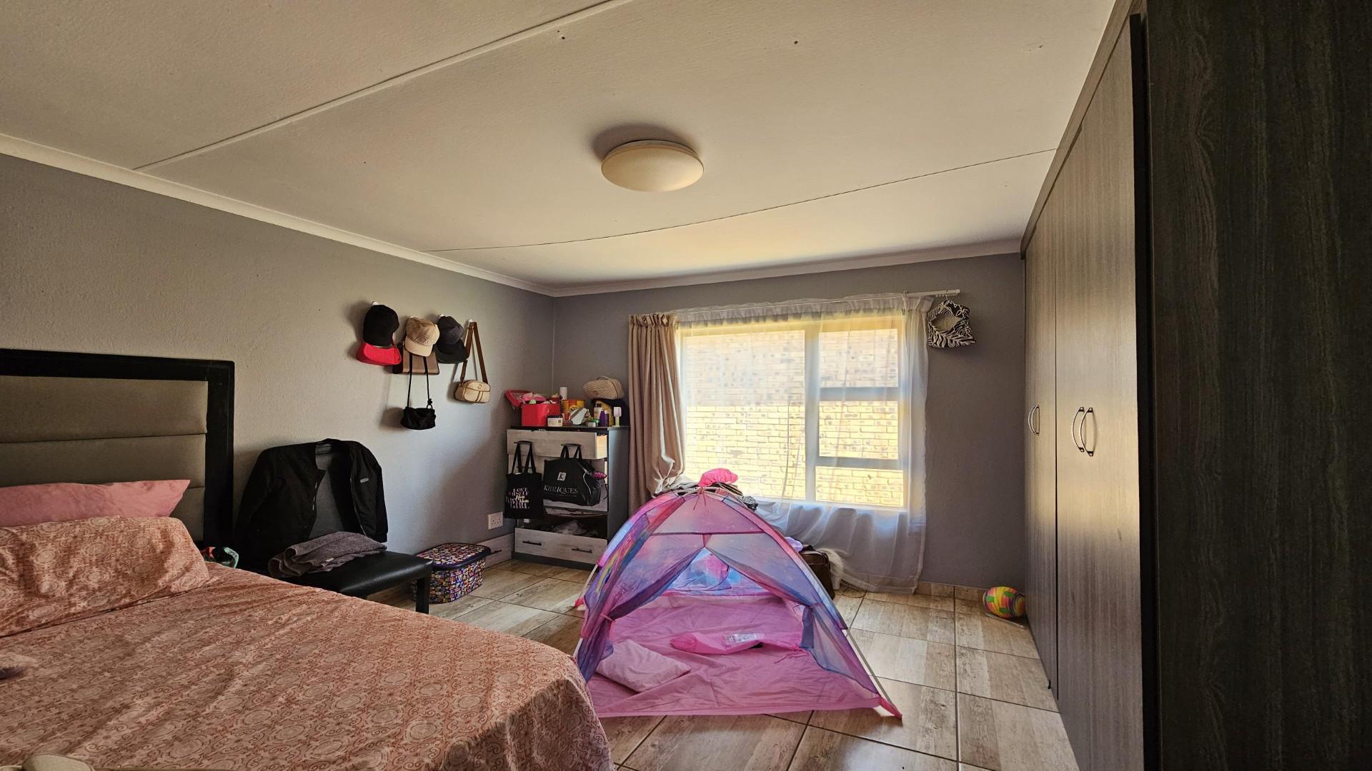 Bed Room 1 - 16 square meters of property in Greenhills