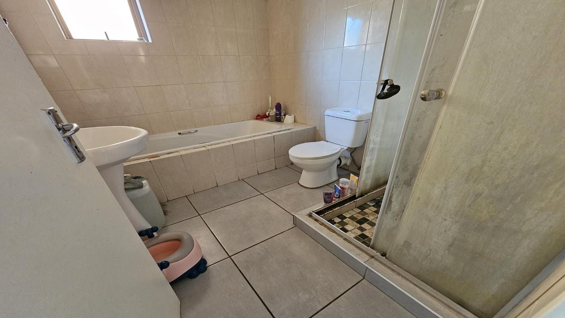 Bathroom 1 - 6 square meters of property in Greenhills