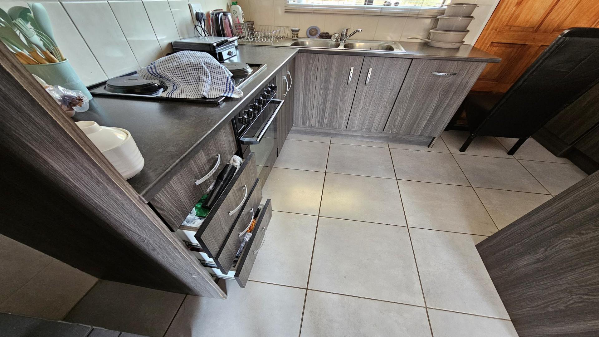 Kitchen of property in Greenhills