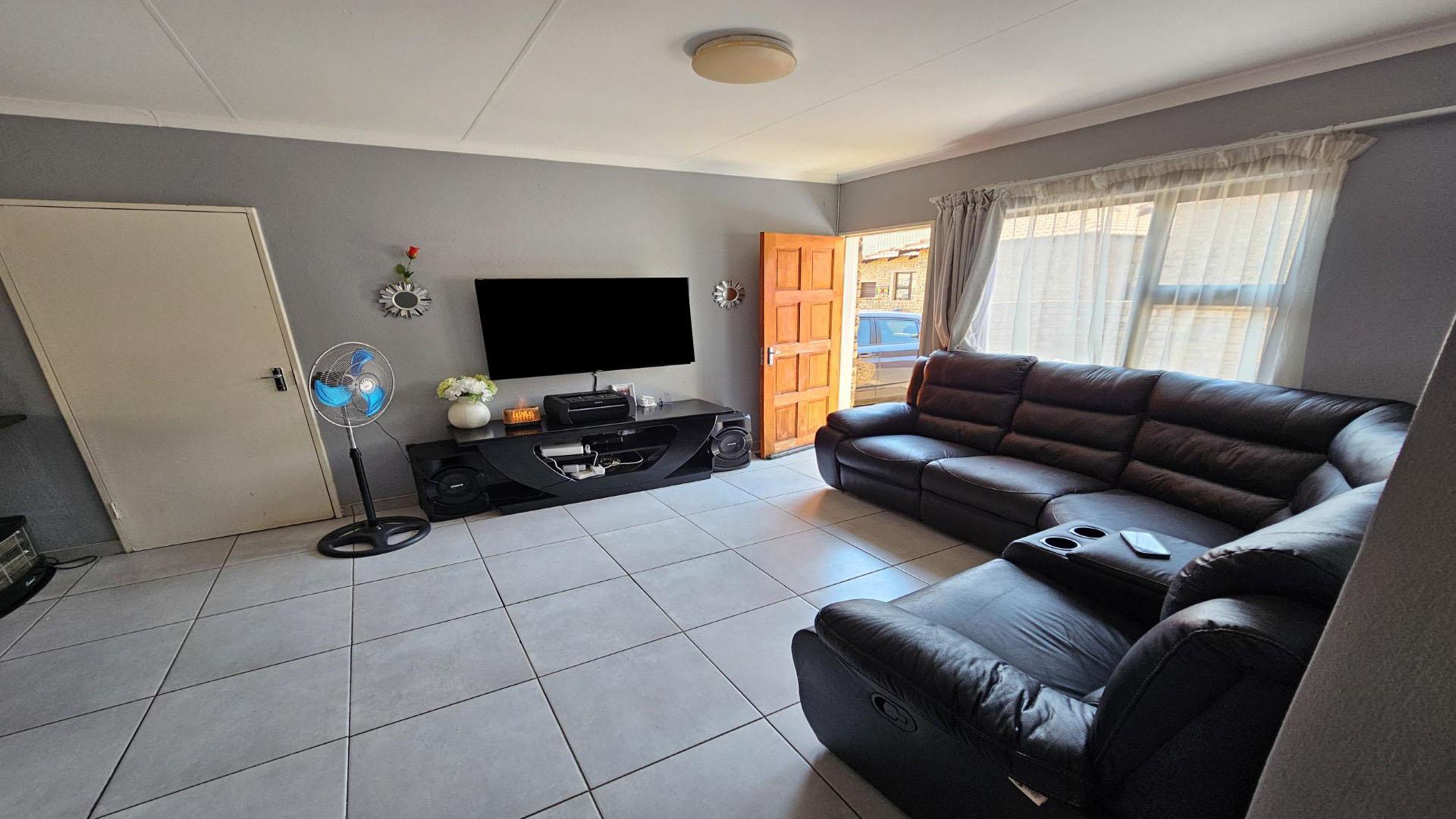 Lounges - 16 square meters of property in Greenhills