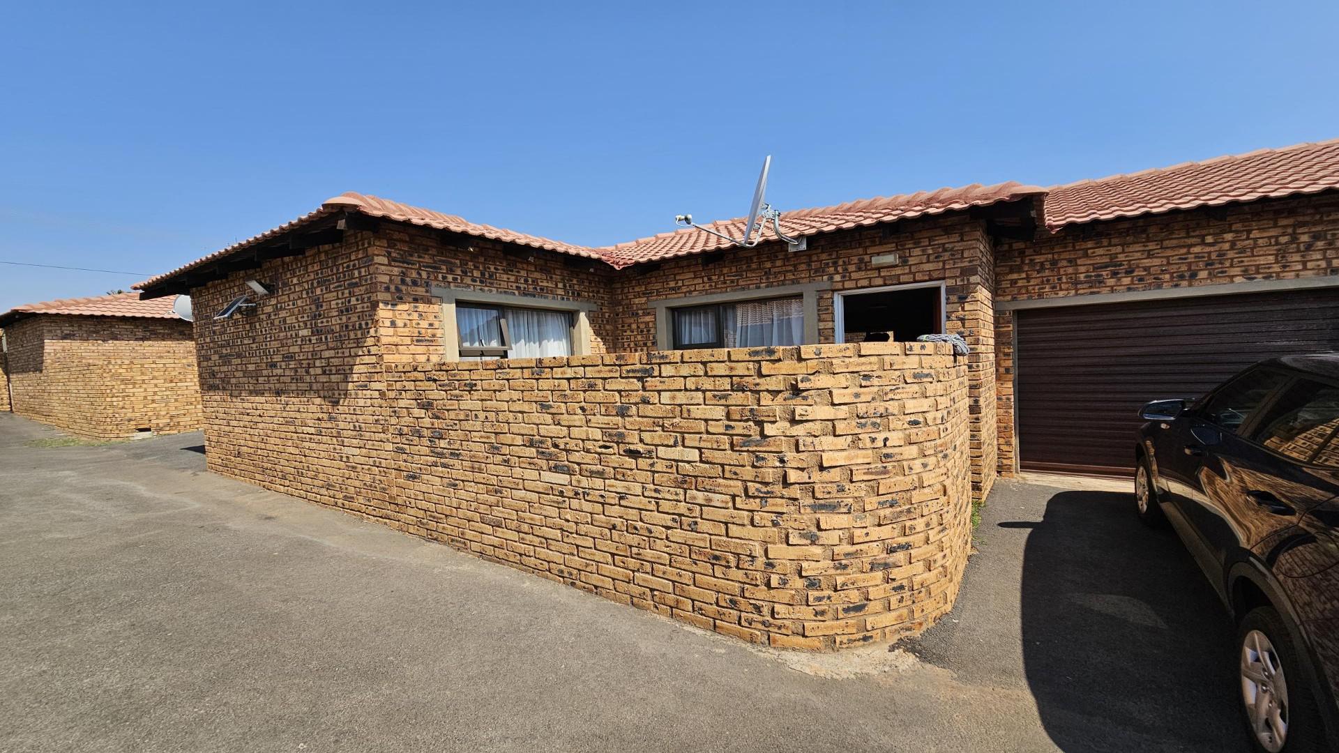 Front View of property in Greenhills