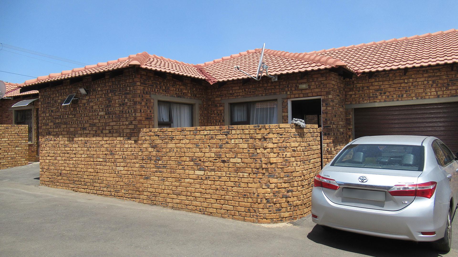 Front View of property in Greenhills