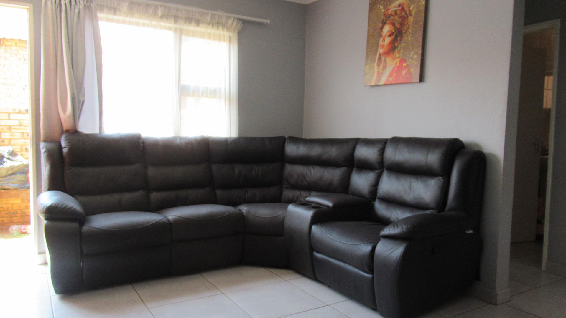 Lounges - 16 square meters of property in Greenhills