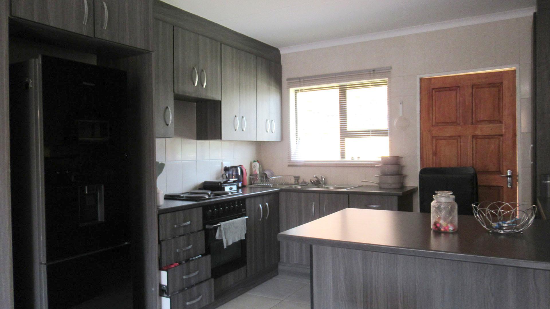 Kitchen - 13 square meters of property in Greenhills