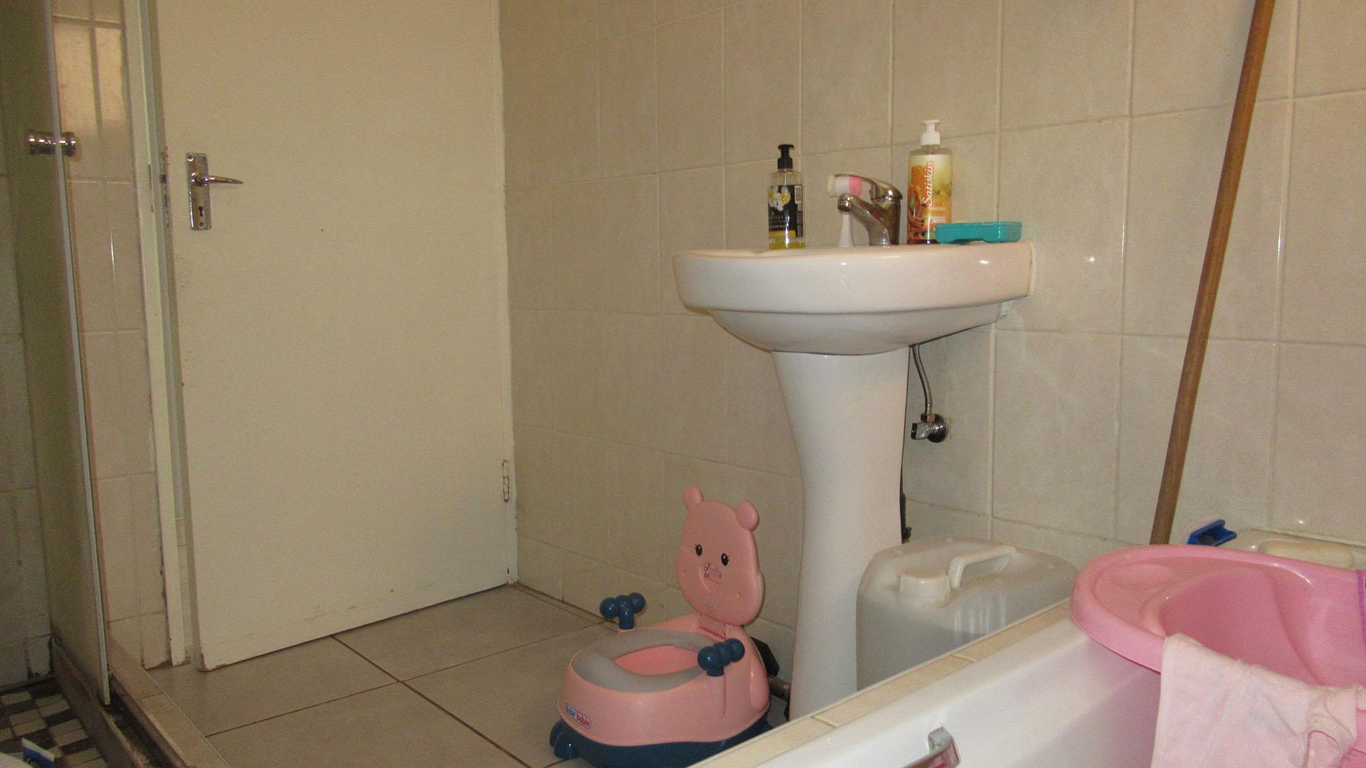 Bathroom 1 - 6 square meters of property in Greenhills