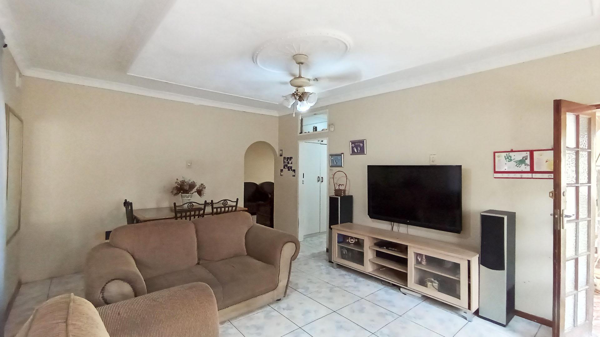 Lounges - 29 square meters of property in Shallcross 