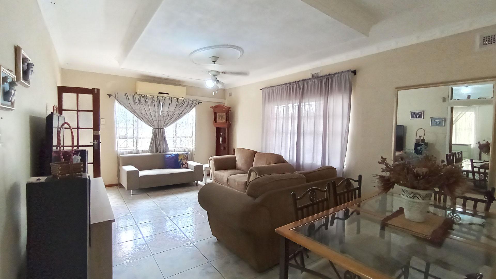 Lounges - 29 square meters of property in Shallcross 