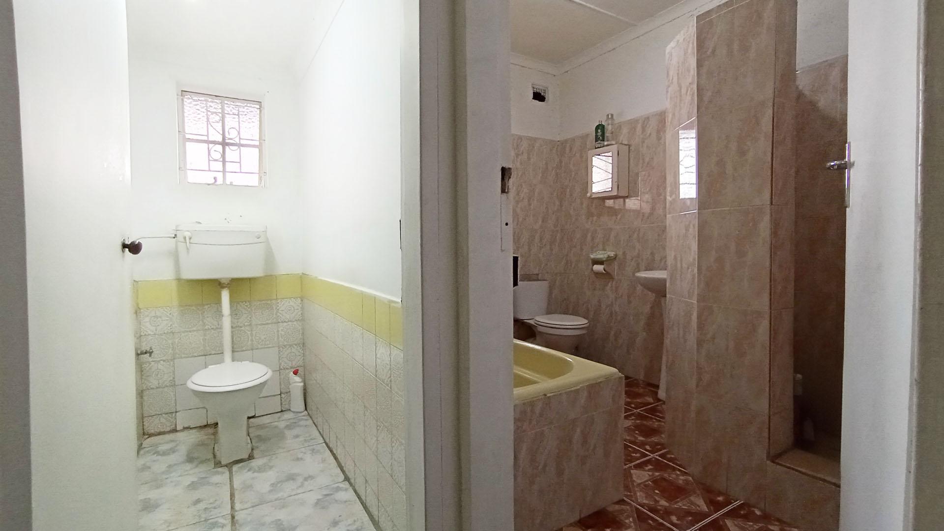Bathroom 1 - 12 square meters of property in Shallcross 