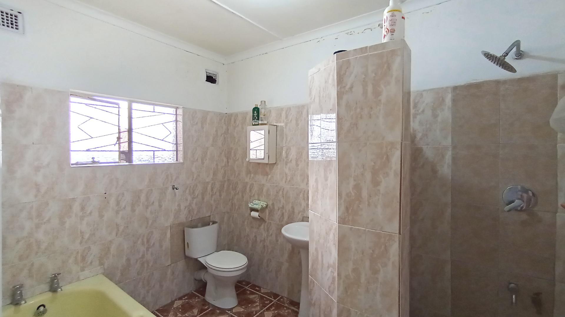 Bathroom 1 - 12 square meters of property in Shallcross 