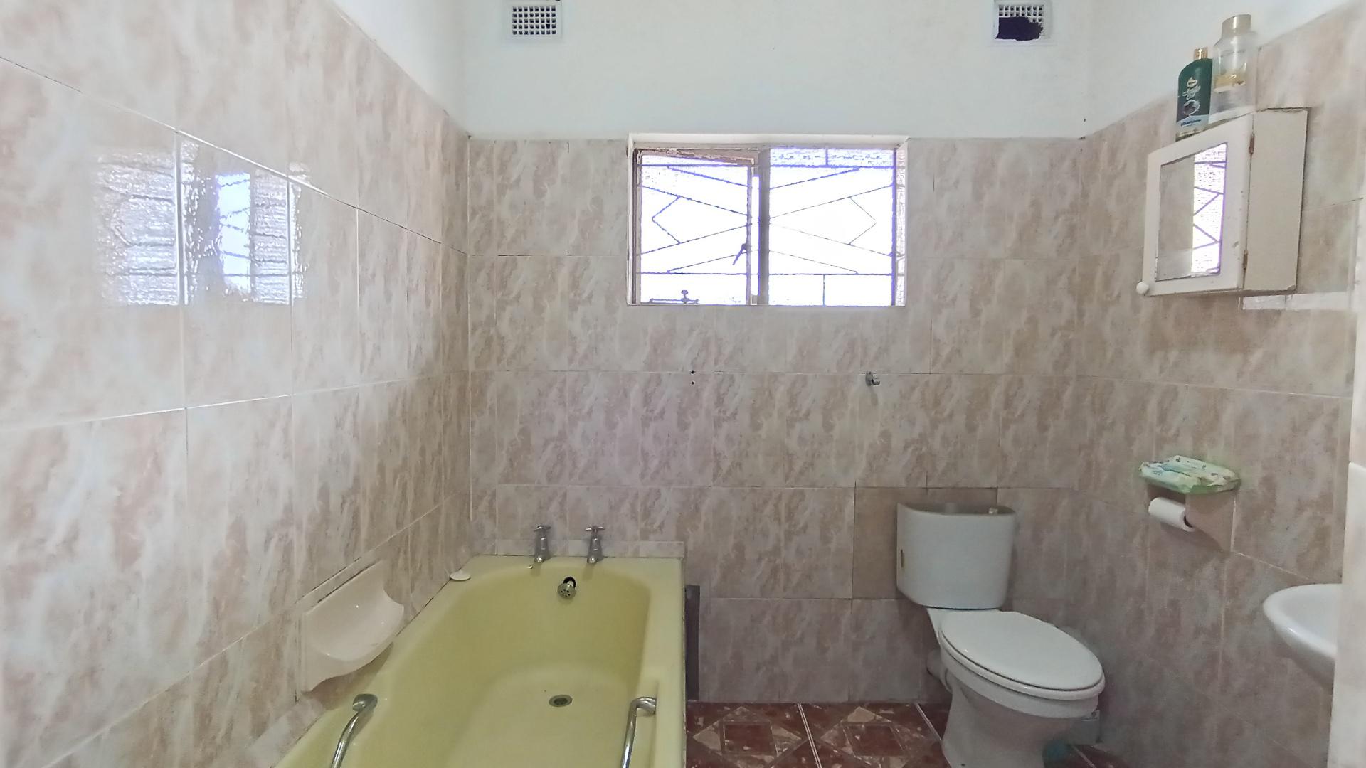 Bathroom 1 - 12 square meters of property in Shallcross 