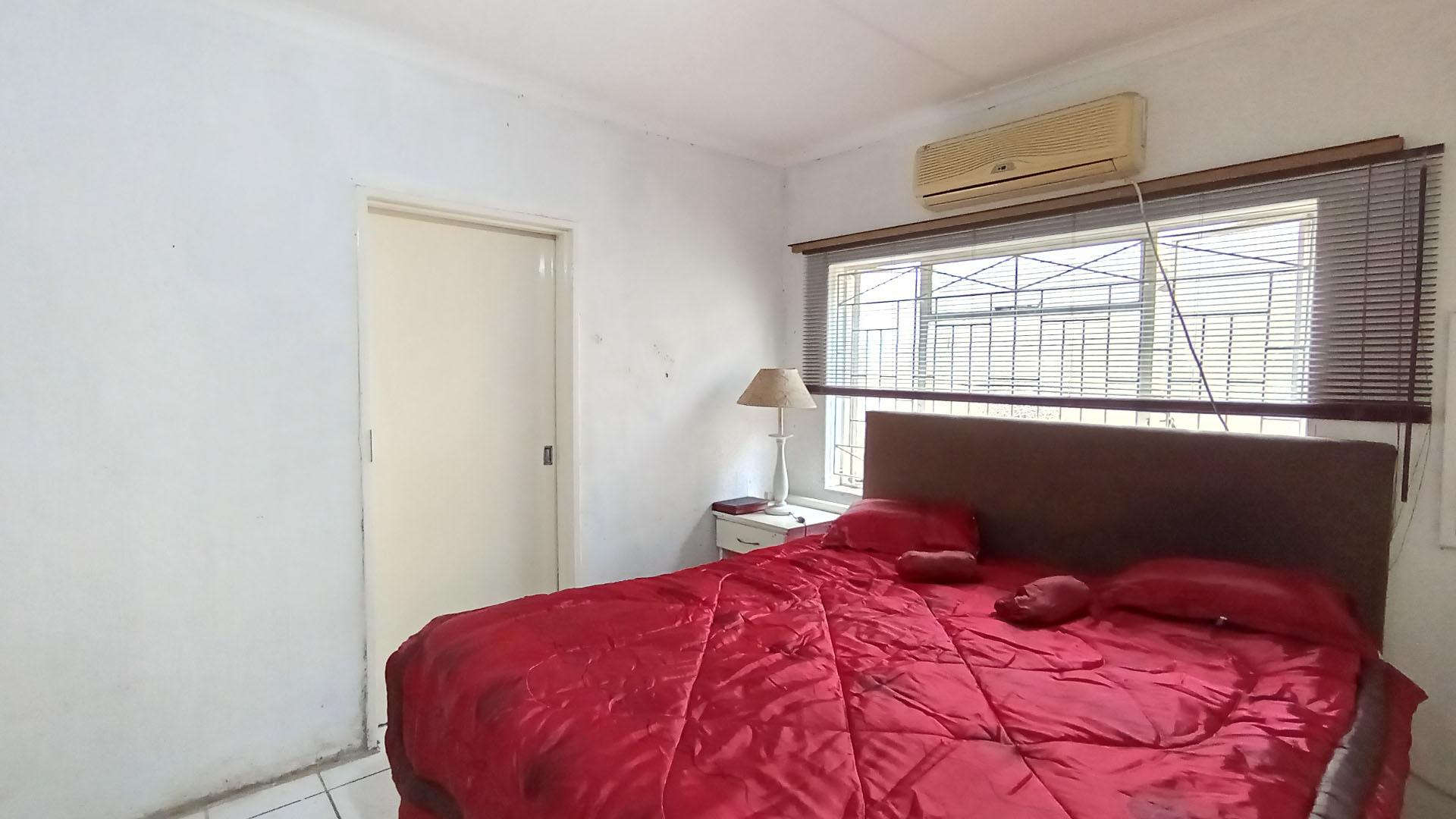 Main Bedroom - 18 square meters of property in Shallcross 