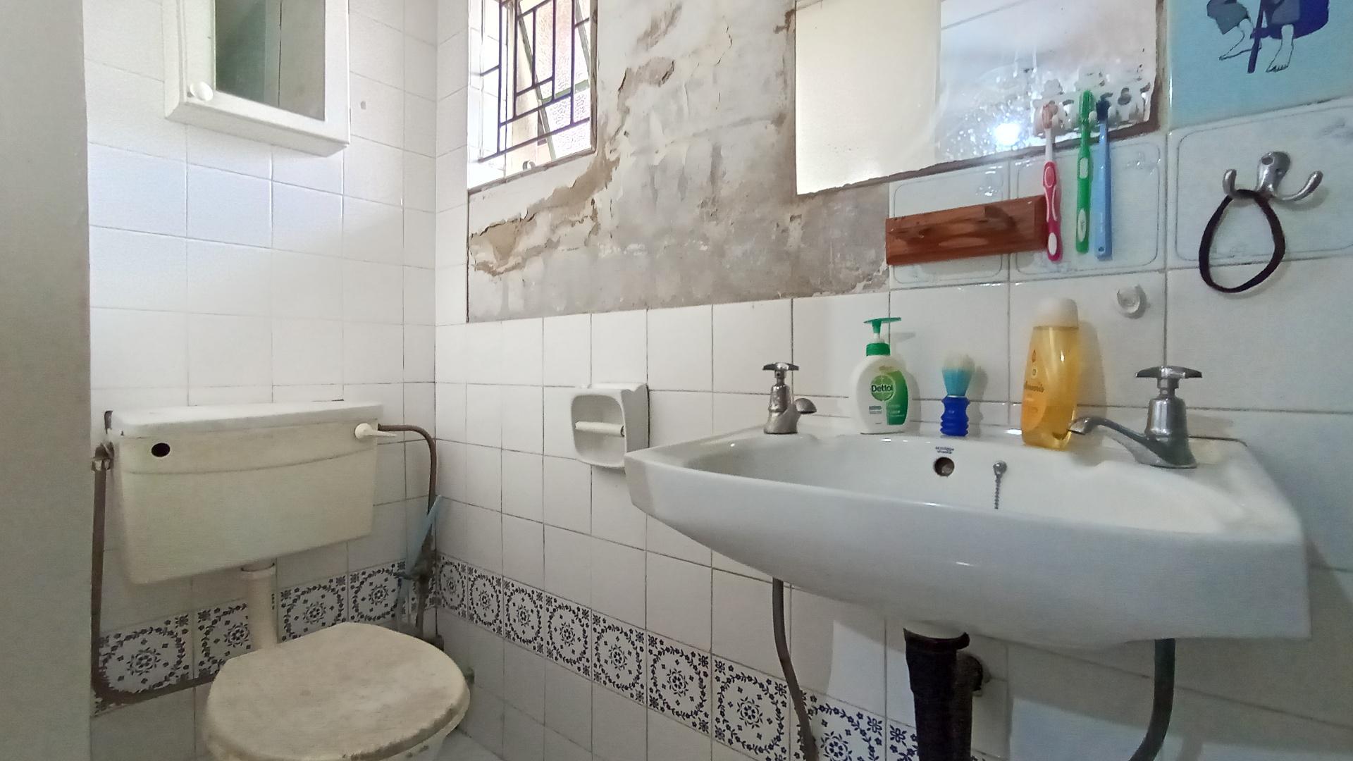 Main Bathroom - 4 square meters of property in Shallcross 