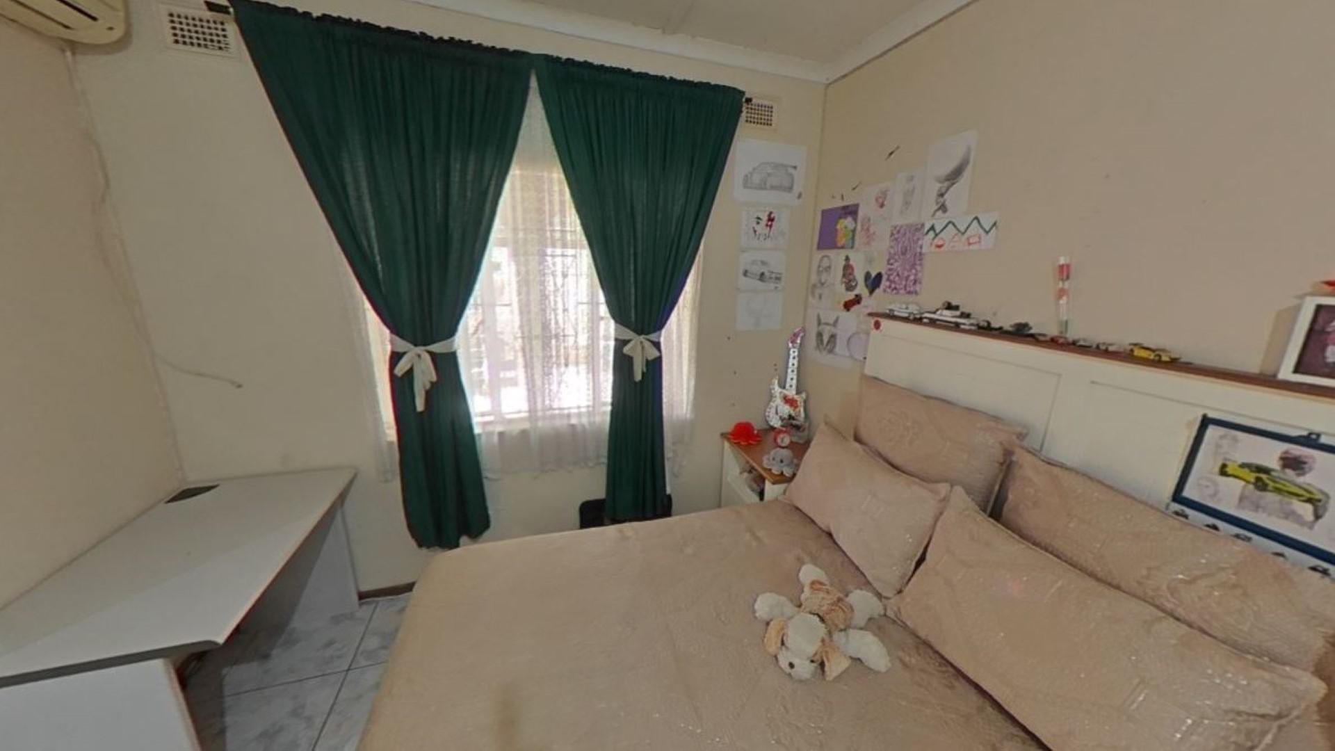 Bed Room 3 - 15 square meters of property in Shallcross 