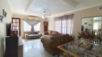 Lounges - 29 square meters of property in Shallcross 