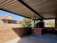  of property in Die Hoewes