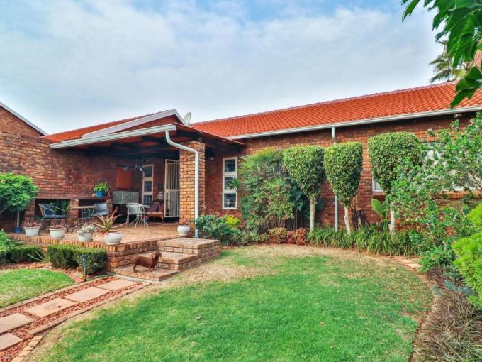 3 Bedroom Simplex for Sale For Sale in Faerie Glen - MR692003