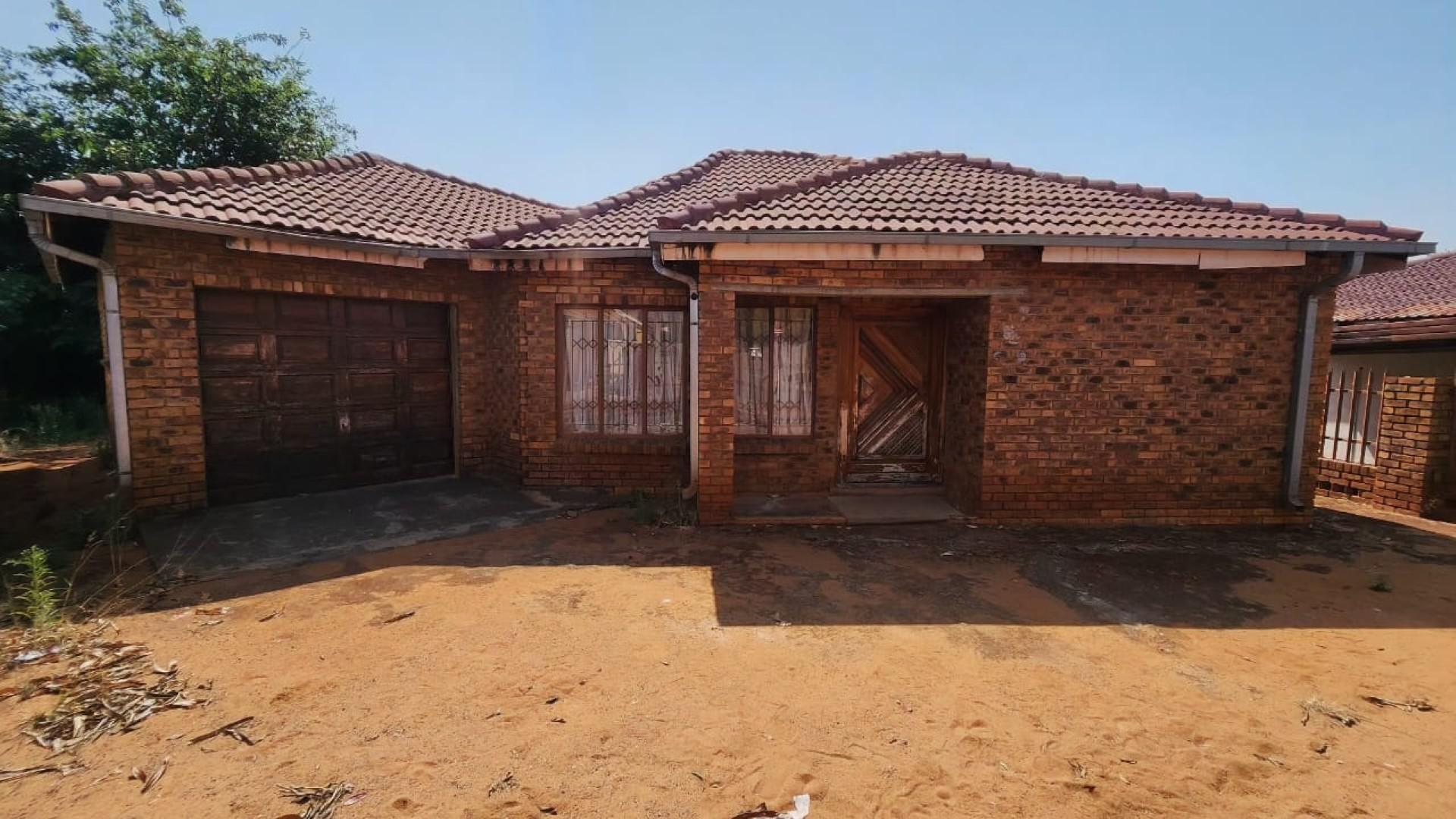 Front View of property in Rustenburg