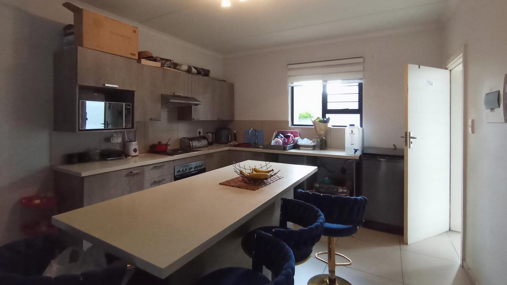 Kitchen - 17 square meters of property in Erand Gardens