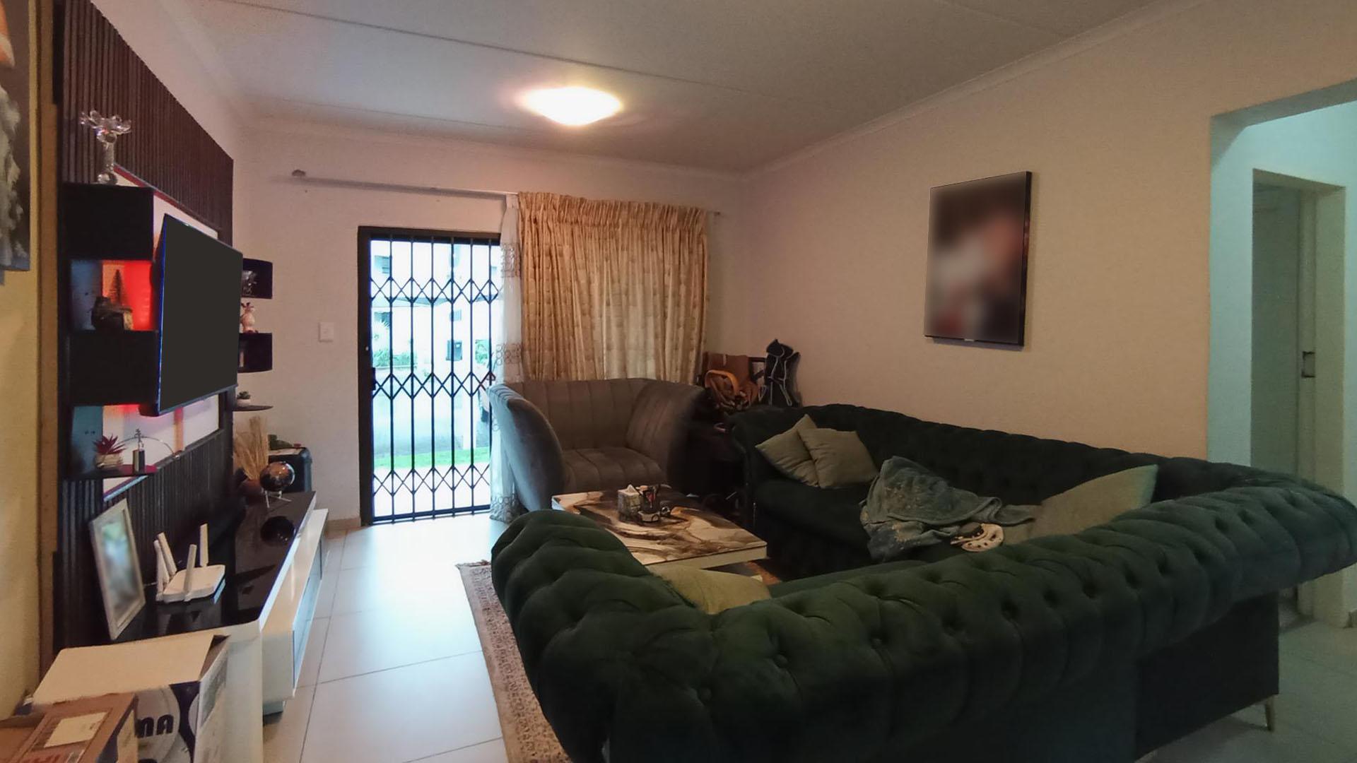 Lounges - 14 square meters of property in Erand Gardens