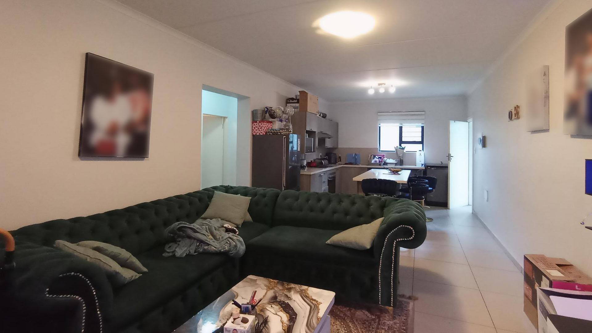 Lounges - 14 square meters of property in Erand Gardens