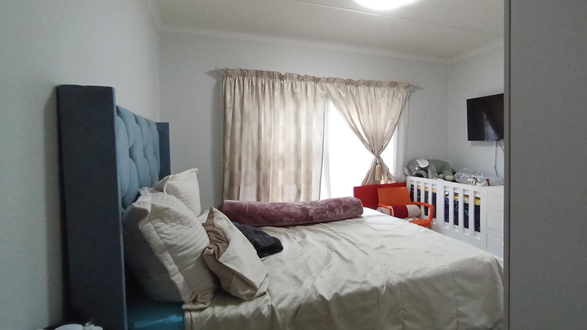 Main Bedroom - 13 square meters of property in Erand Gardens