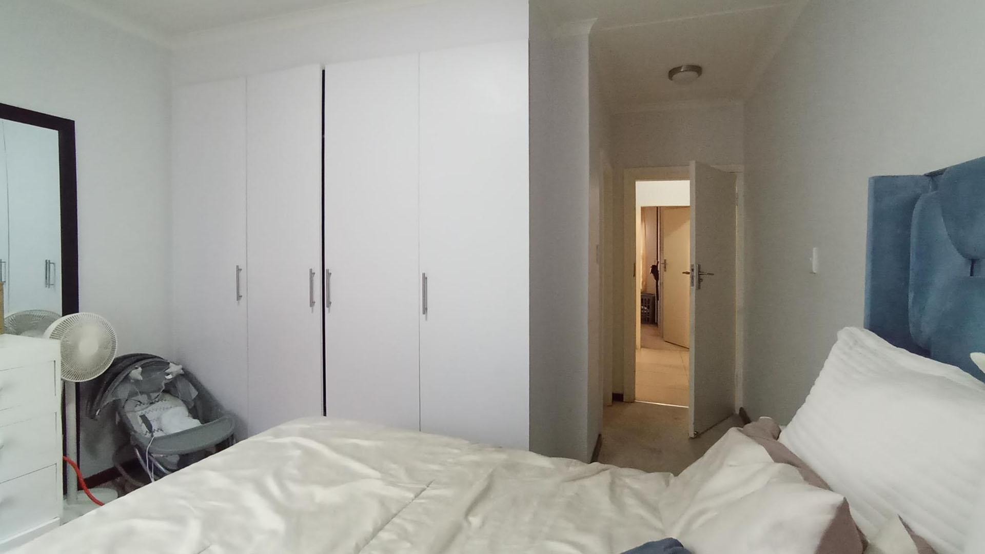 Main Bedroom - 13 square meters of property in Erand Gardens