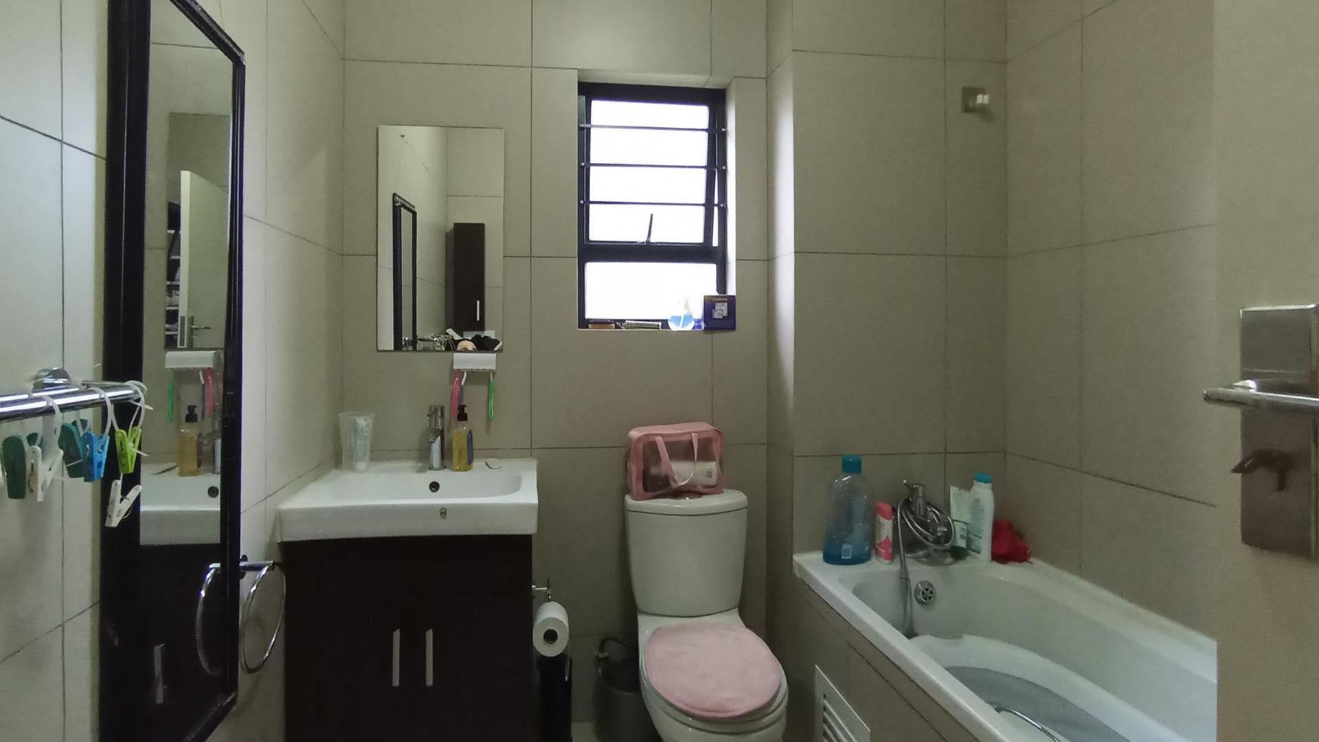 Main Bathroom - 6 square meters of property in Erand Gardens