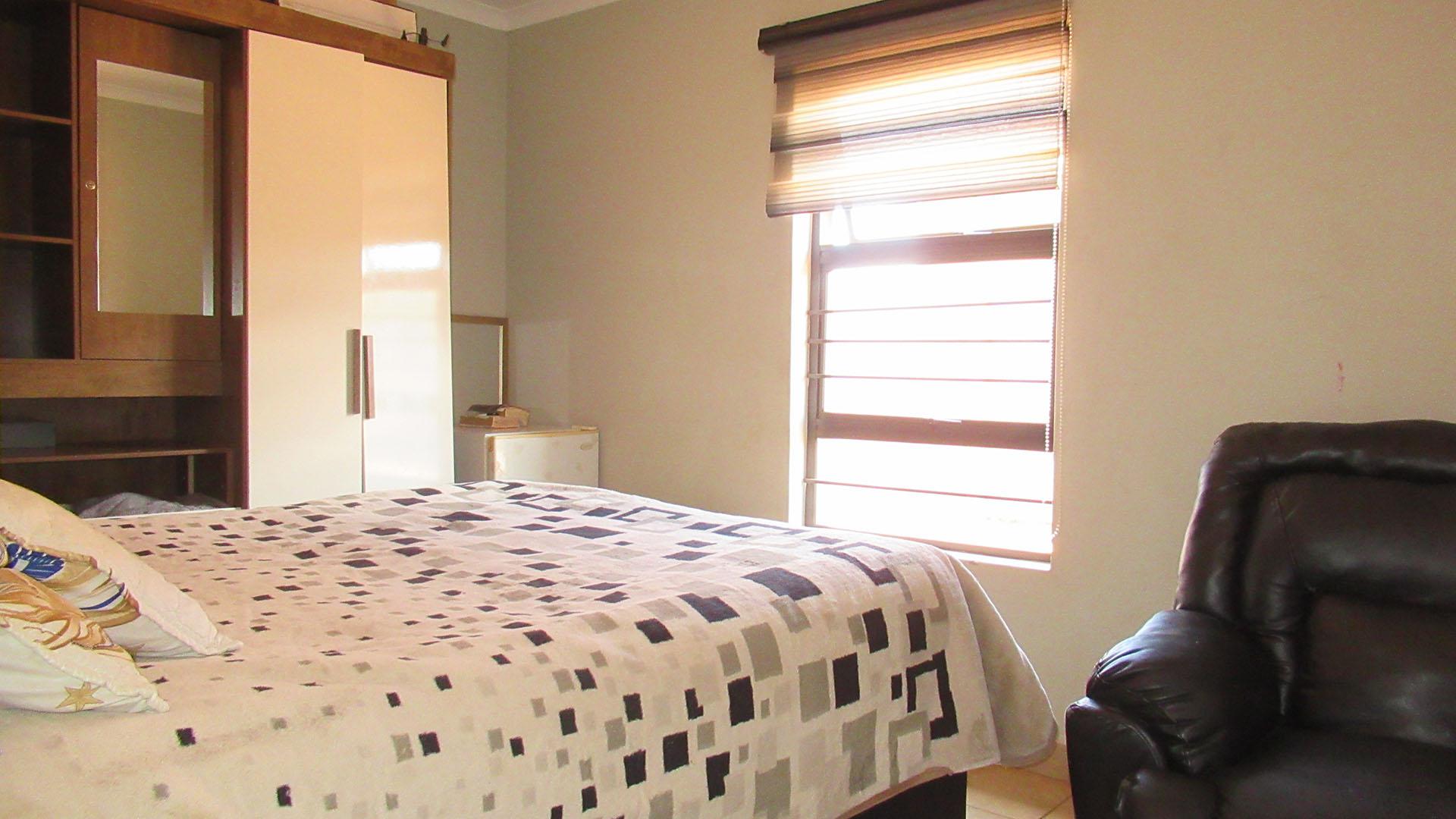 Bed Room 1 - 11 square meters of property in Protea Glen