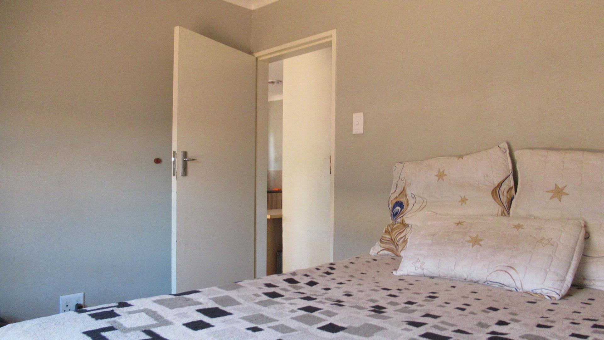 Bed Room 1 - 11 square meters of property in Protea Glen