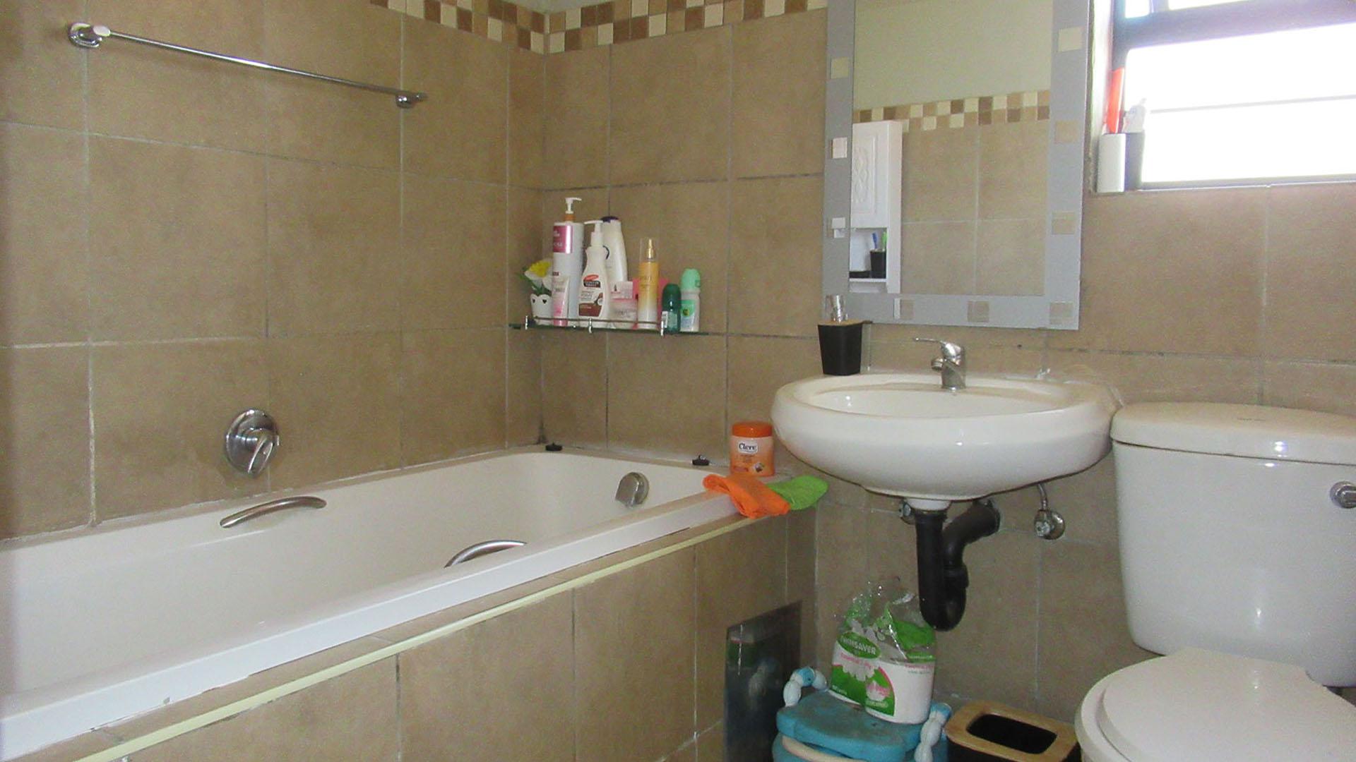 Bathroom 1 - 5 square meters of property in Protea Glen