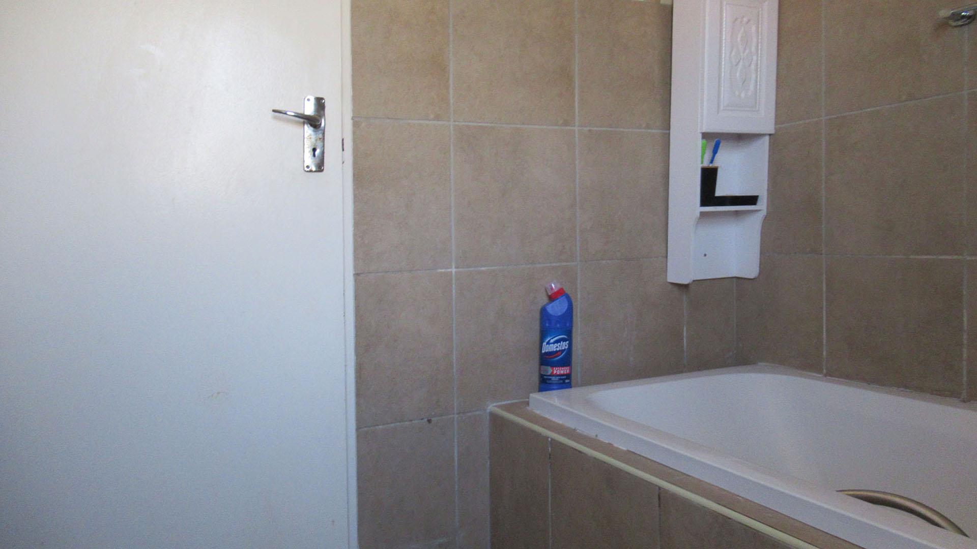 Bathroom 1 - 5 square meters of property in Protea Glen