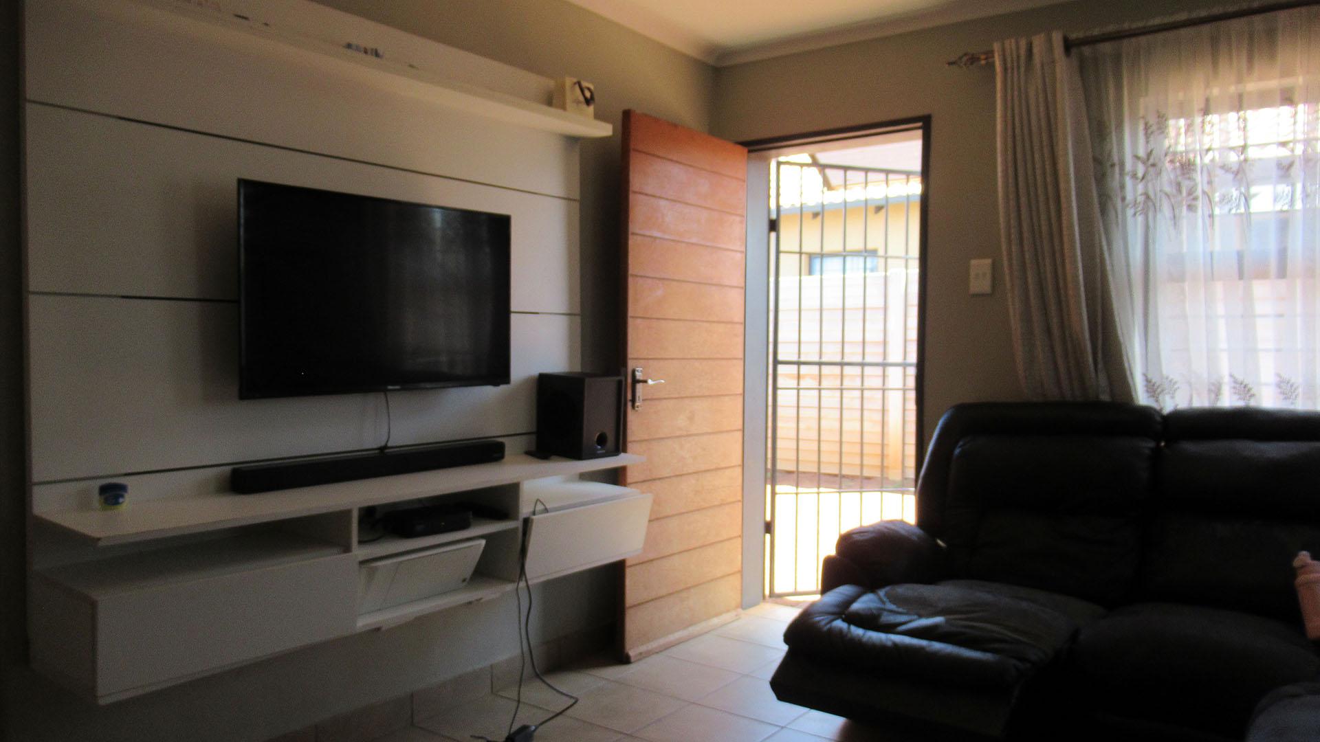 Lounges - 13 square meters of property in Protea Glen