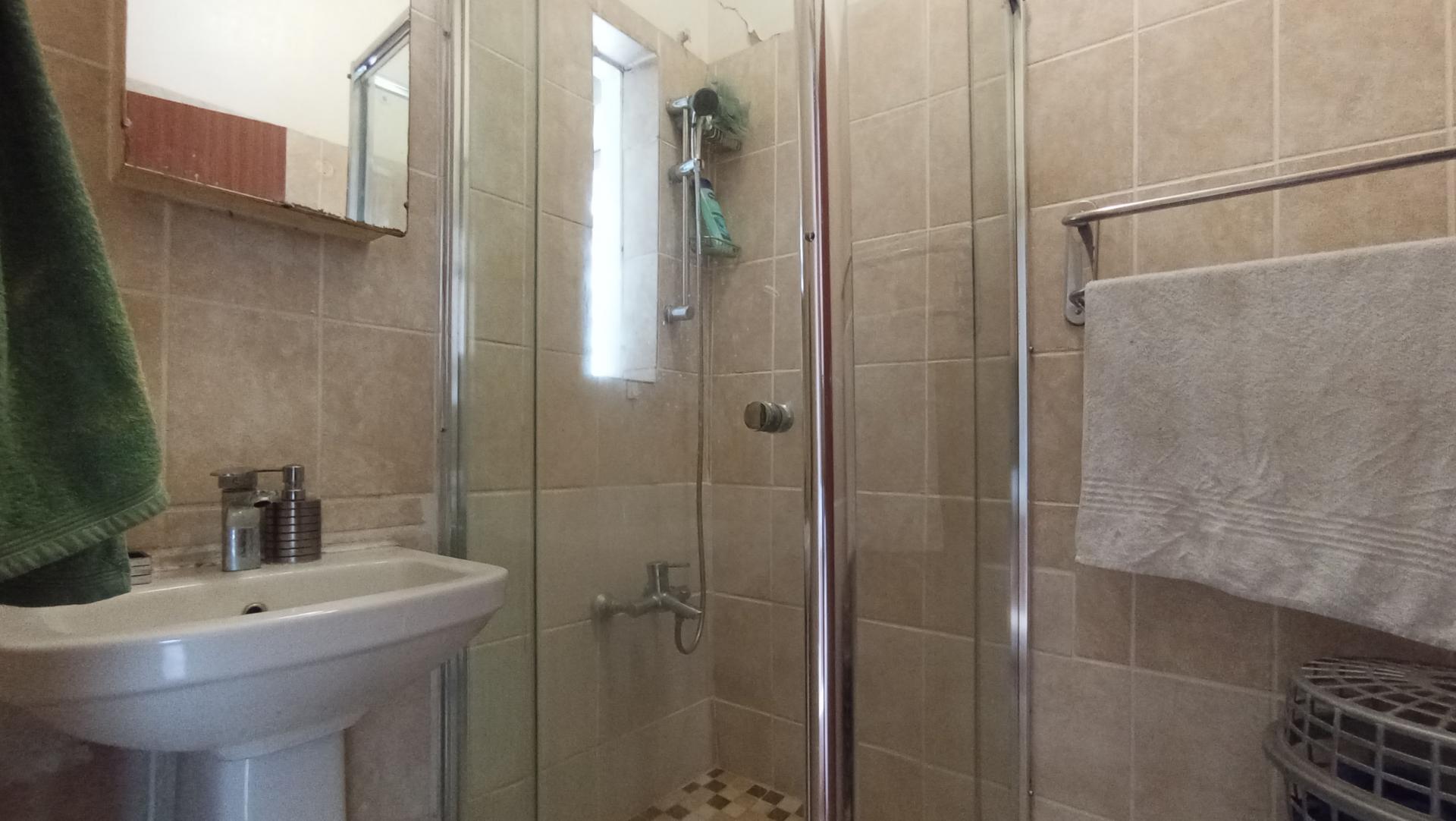 Bathroom 1 - 4 square meters of property in Darrenwood