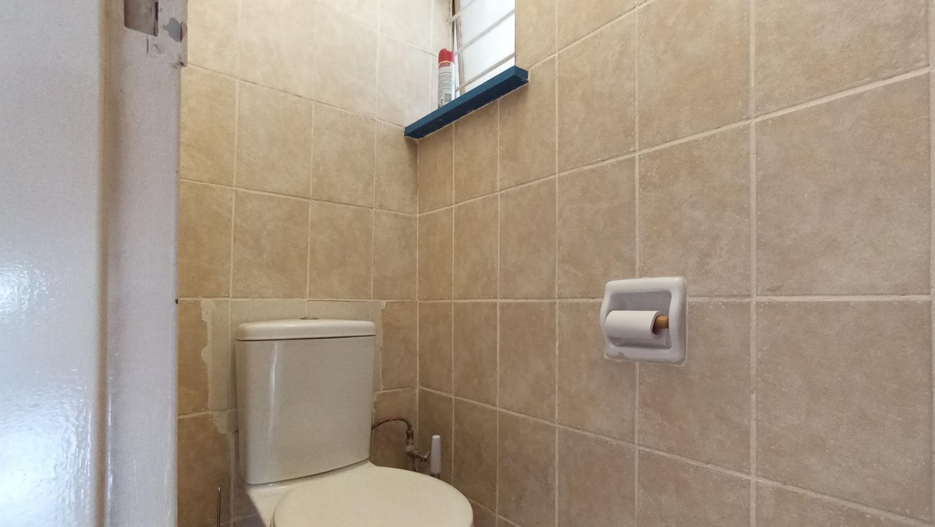 Bathroom 2 - 2 square meters of property in Darrenwood