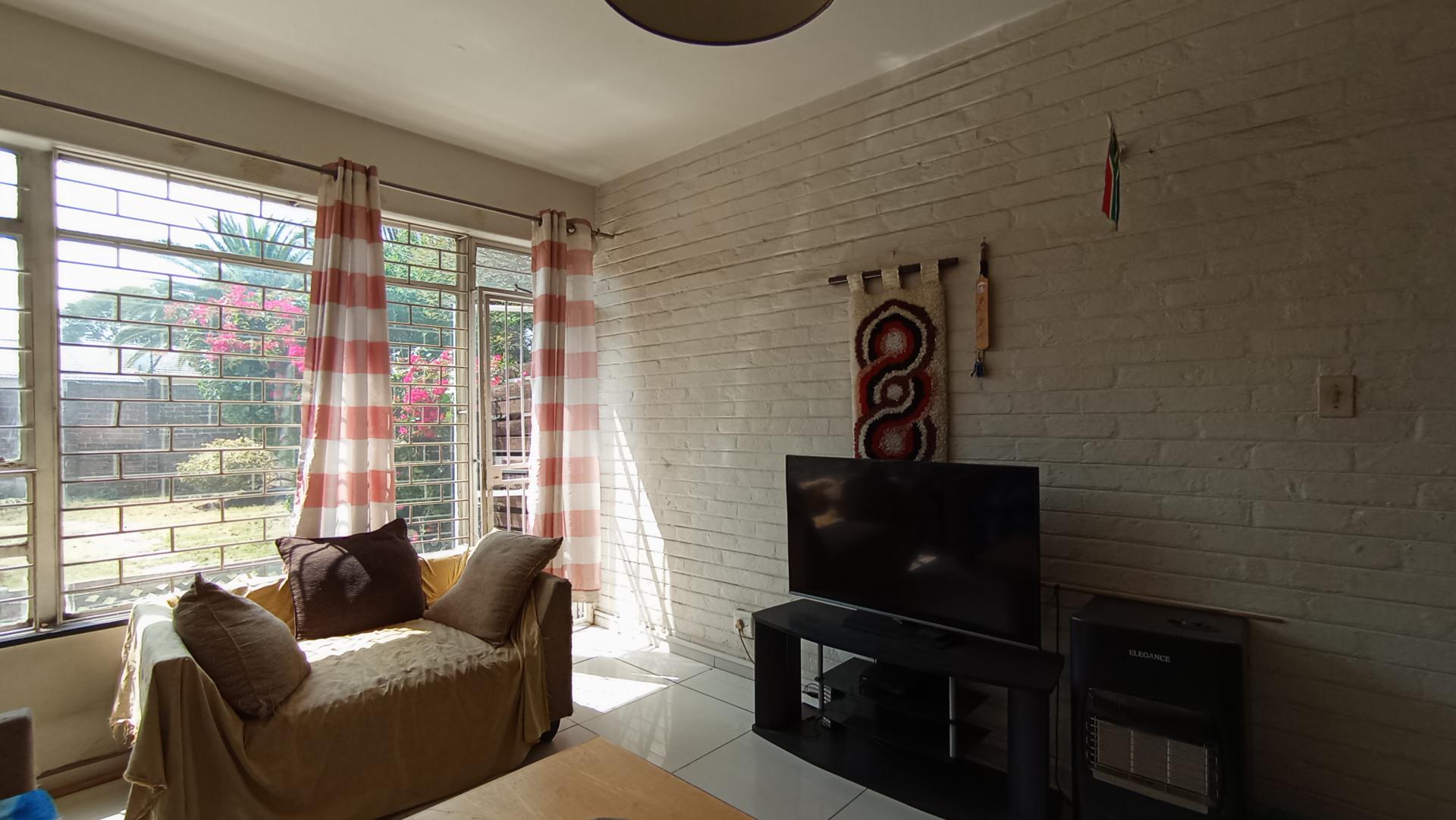 Lounges - 14 square meters of property in Darrenwood