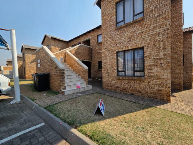 2 Bedroom Simplex for Sale For Sale in South Crest - MR692200
