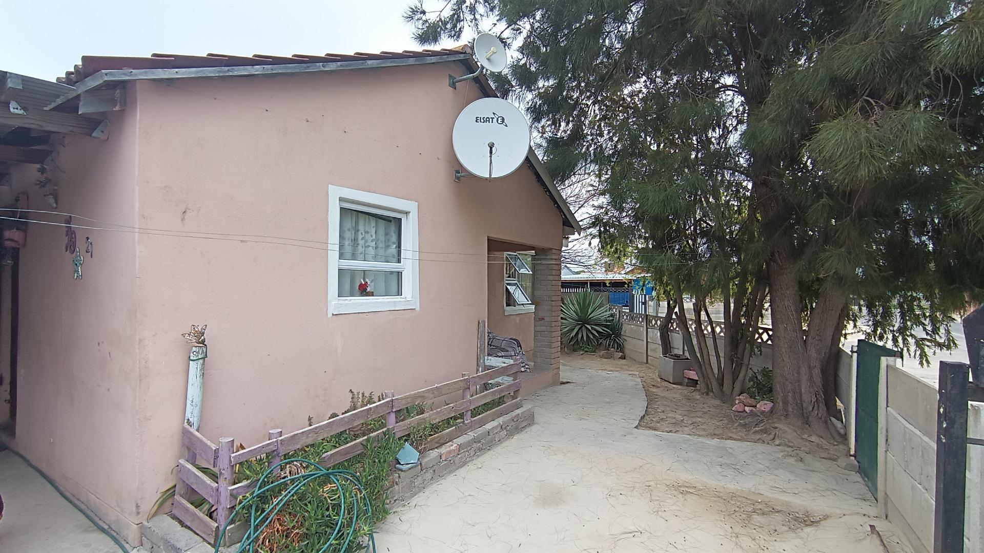Front View of property in Newton