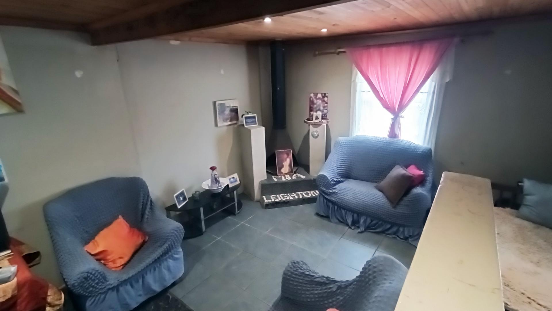 Lounges - 22 square meters of property in Newton