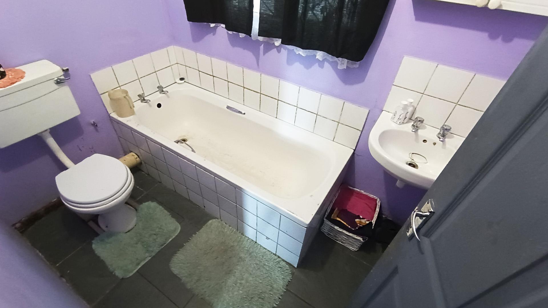 Bathroom 1 - 5 square meters of property in Newton