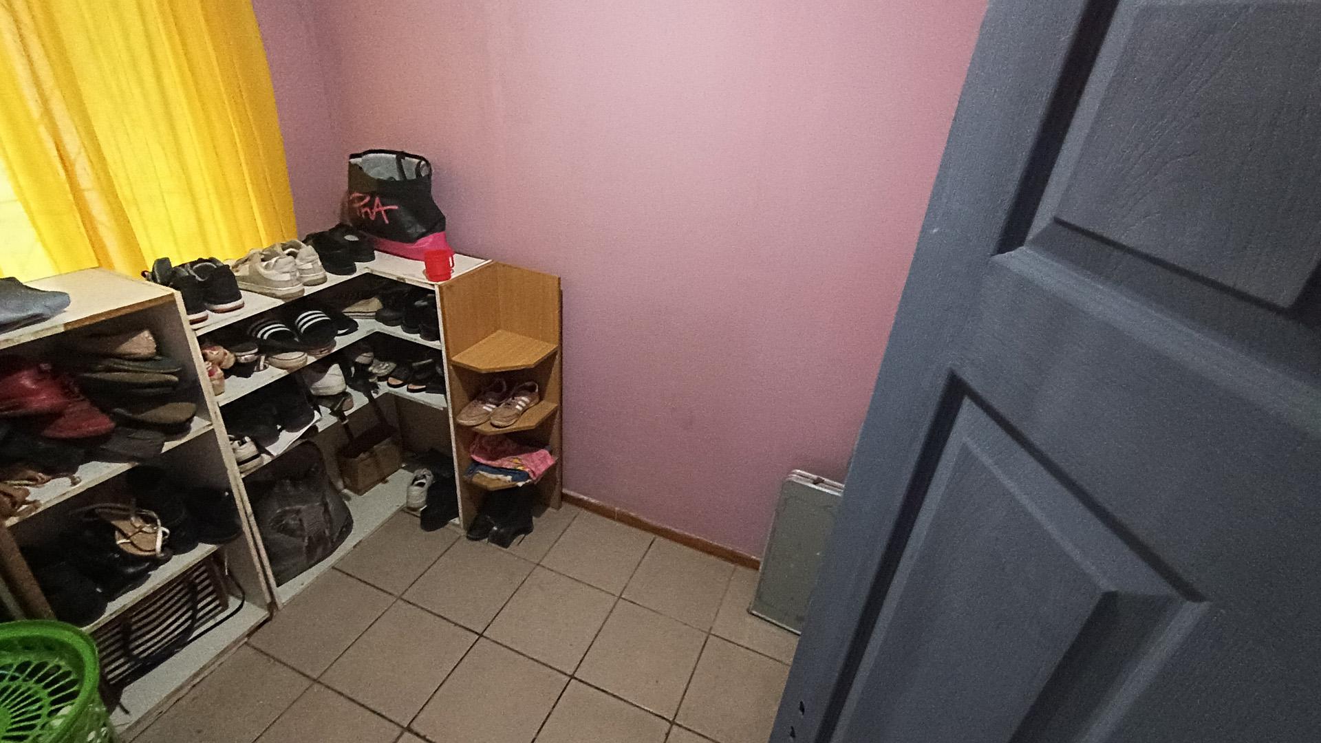 Bed Room 1 - 7 square meters of property in Newton