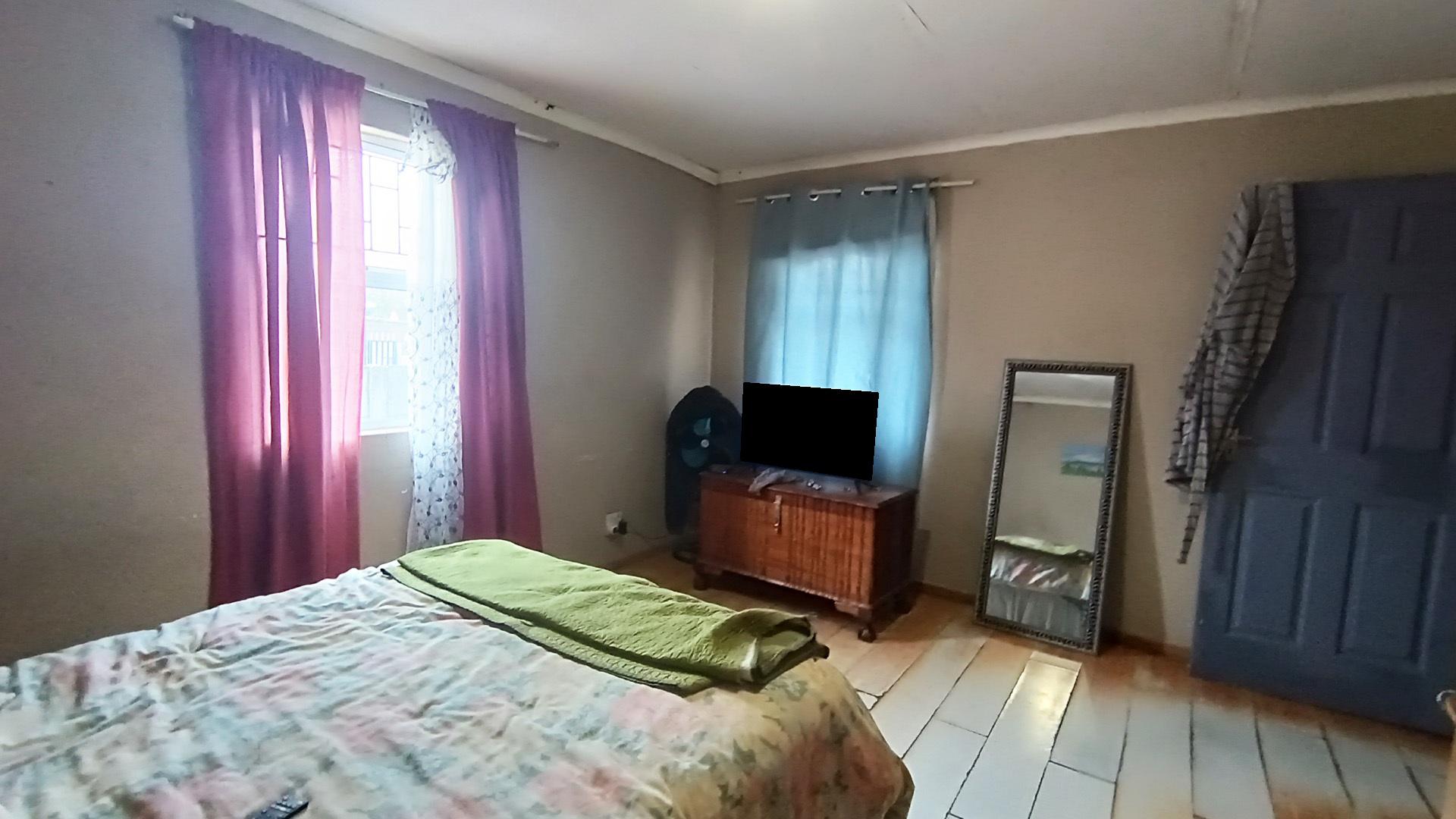 Main Bedroom - 17 square meters of property in Newton