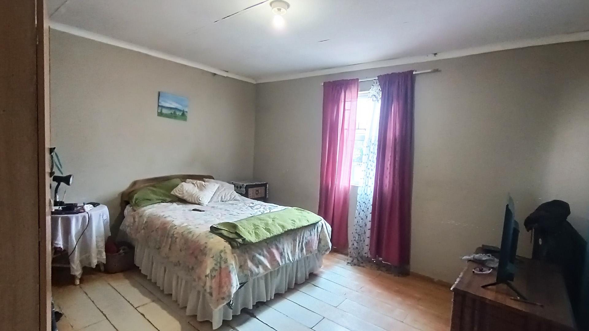 Main Bedroom - 17 square meters of property in Newton