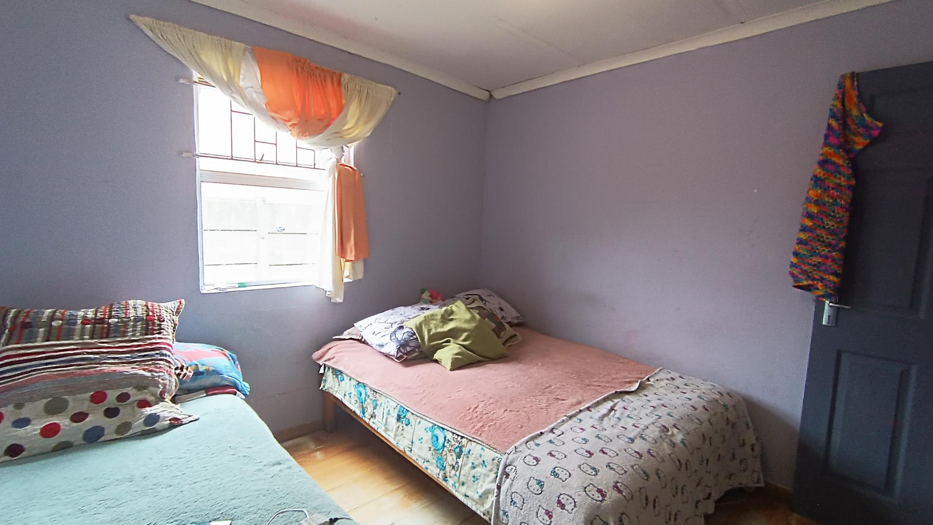 Bed Room 3 - 10 square meters of property in Newton