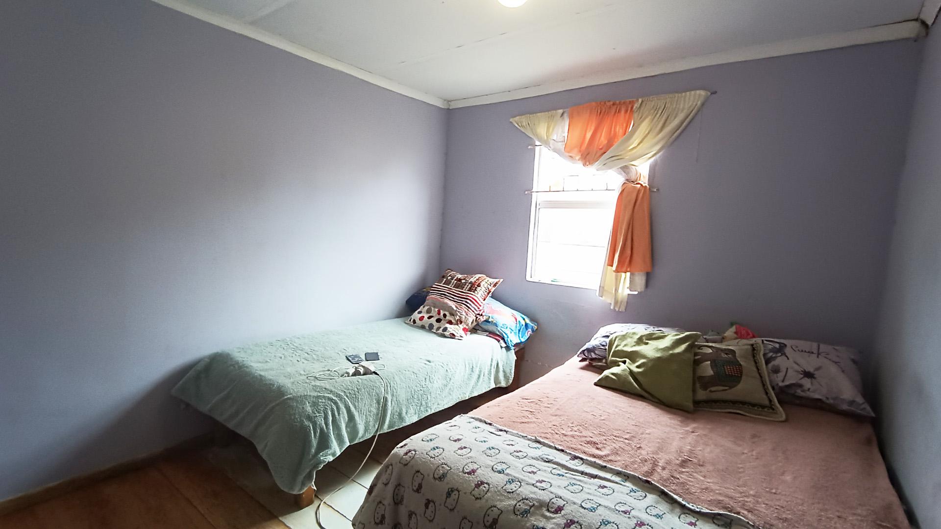 Bed Room 3 - 10 square meters of property in Newton