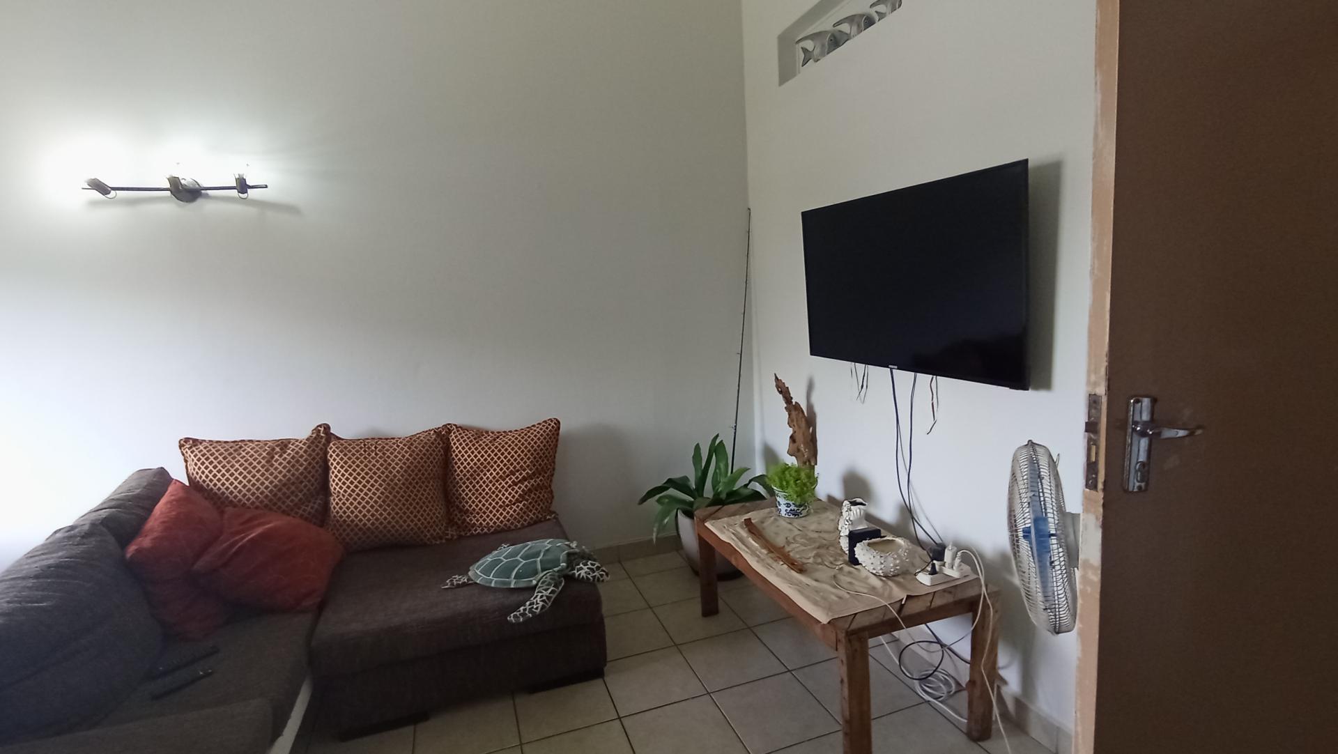 Lounges of property in Manaba Beach