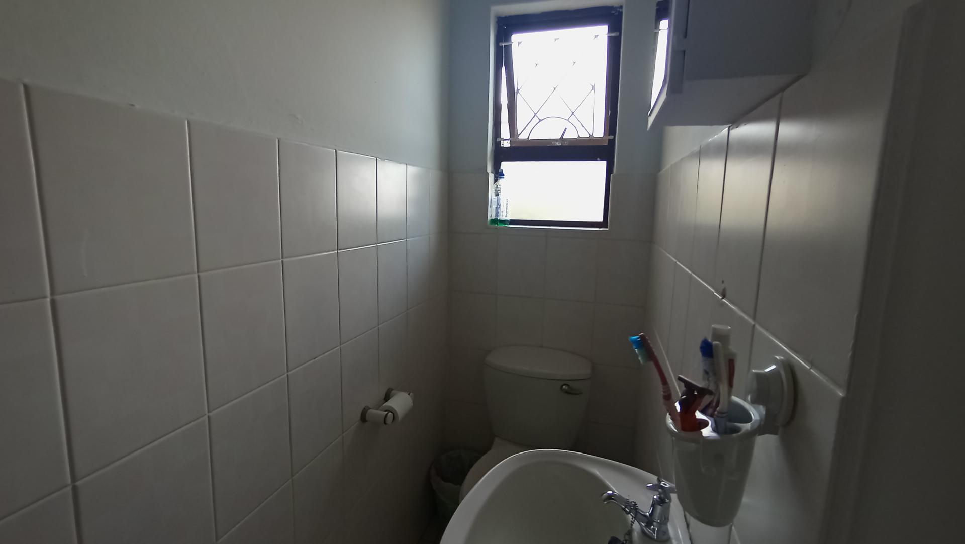 Bathroom 1 - 5 square meters of property in Manaba Beach