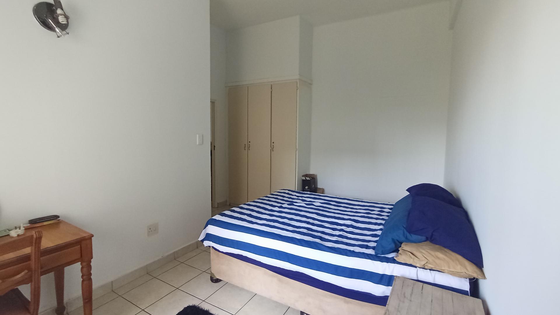 Main Bedroom - 24 square meters of property in Manaba Beach